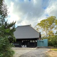 千葉県夷隅郡大多喜町平沢の売買物件/もう一度、外へ。右側のセージグリーンの部分が増築部分です。