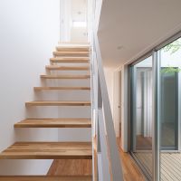 福岡市南区筑紫丘の賃貸物件/階段ももちろん無垢材。下のデッドスペースは収納に使えそう。