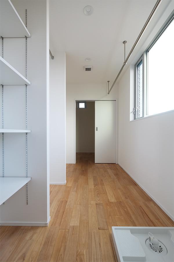 福岡市南区筑紫丘の賃貸物件/生活感の出ない部屋干しが可能。サニタリー周りの収納や、洗濯機置き場もここに。