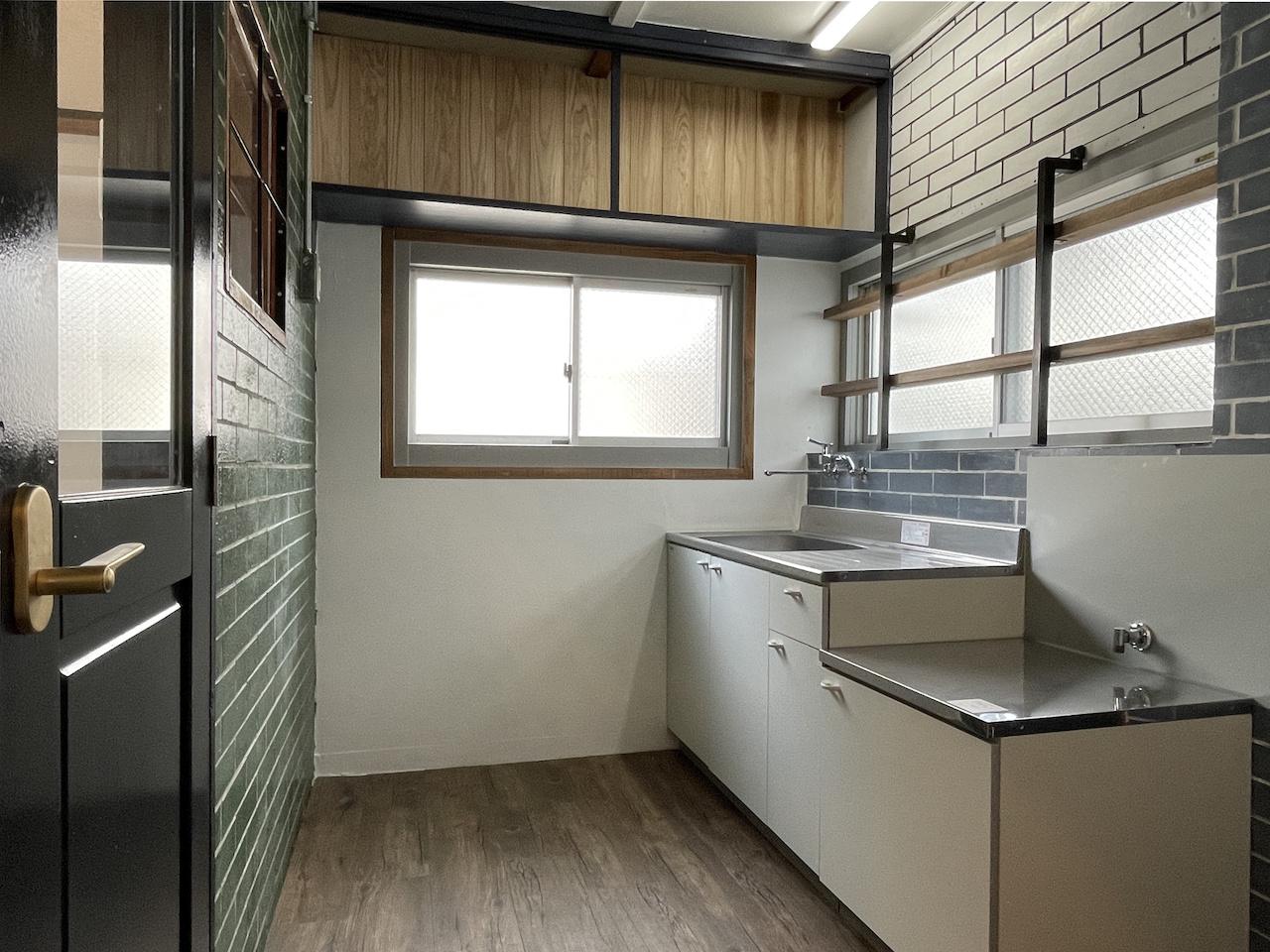 福岡市南区玉川の賃貸物件/キッチン。（別部屋の写真のため窓の数が一部違います。）