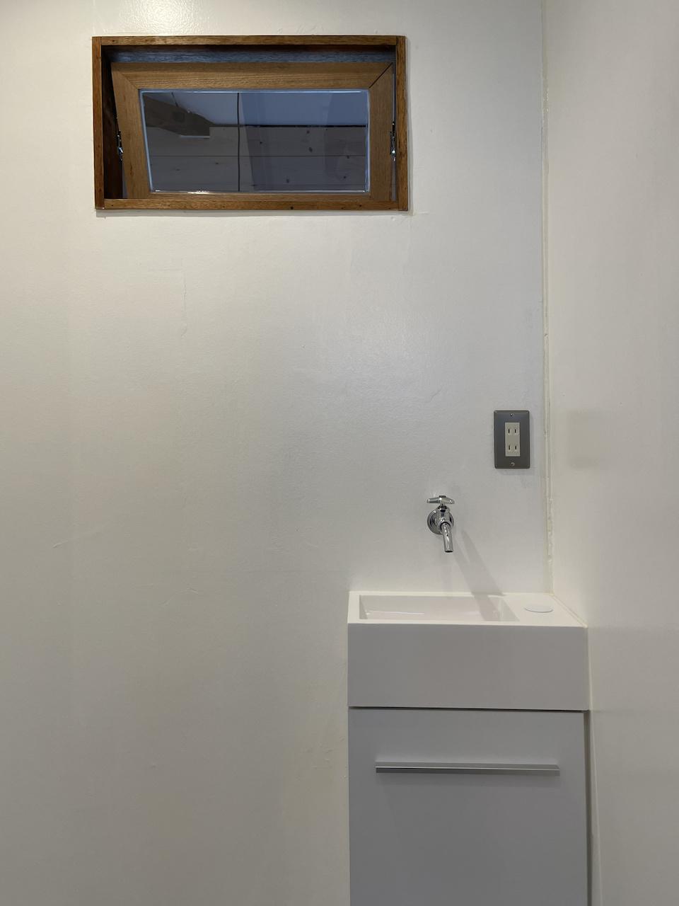 福岡市南区玉川の賃貸物件/洗面はお湯は出ない小さめサイズ。通称：コ・洗面台。