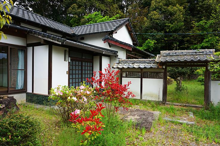 糸島市志摩井田原の売買物件/玄関付近ですが、門構えが面白い。庄屋ならではの造りだと想像します。