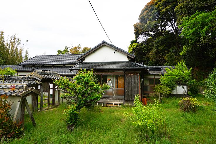 糸島市志摩井田原の売買物件/門内側からの眺め。じっと次のご主人を待っている様。