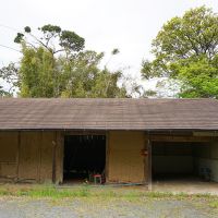 糸島市志摩井田原の売買物件/敷地に入って左手にある納屋。太い柱が使われていてしっかりした作りです。