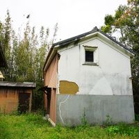 糸島市志摩井田原の売買物件/右とその奥に見えているのが2つの倉庫。使用出来るかわかりませんが、あまり期待しない方が良さそう。