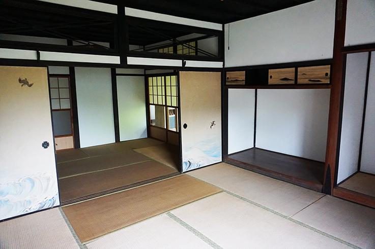 糸島市志摩井田原の売買物件/玄関横の畳の間。畳を変えるだけで雰囲気一変しそう。