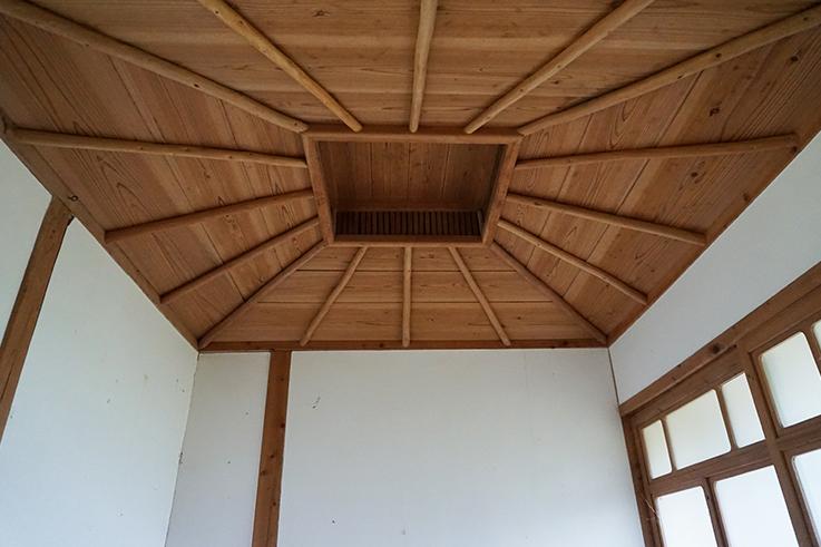 糸島市志摩井田原の売買物件/お手洗い向かいのお部屋の天井。職人の仕事が光ります。