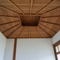 糸島市志摩井田原の売買物件/お手洗い向かいのお部屋の天井。職人の仕事が光ります。