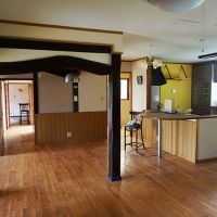 糸島市志摩井田原の売買物件/打って変わって、ちょっと残念なリビングの眺め。このままでも住めそうですが、やはりリノベしたいですね。右手の勝手口近くには、お風呂と洗面台があります。