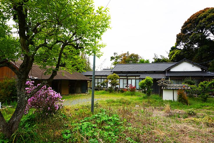 糸島市志摩井田原の売買物件/庭からの眺め。取り壊すには惜しいなあと、個人的には思います。