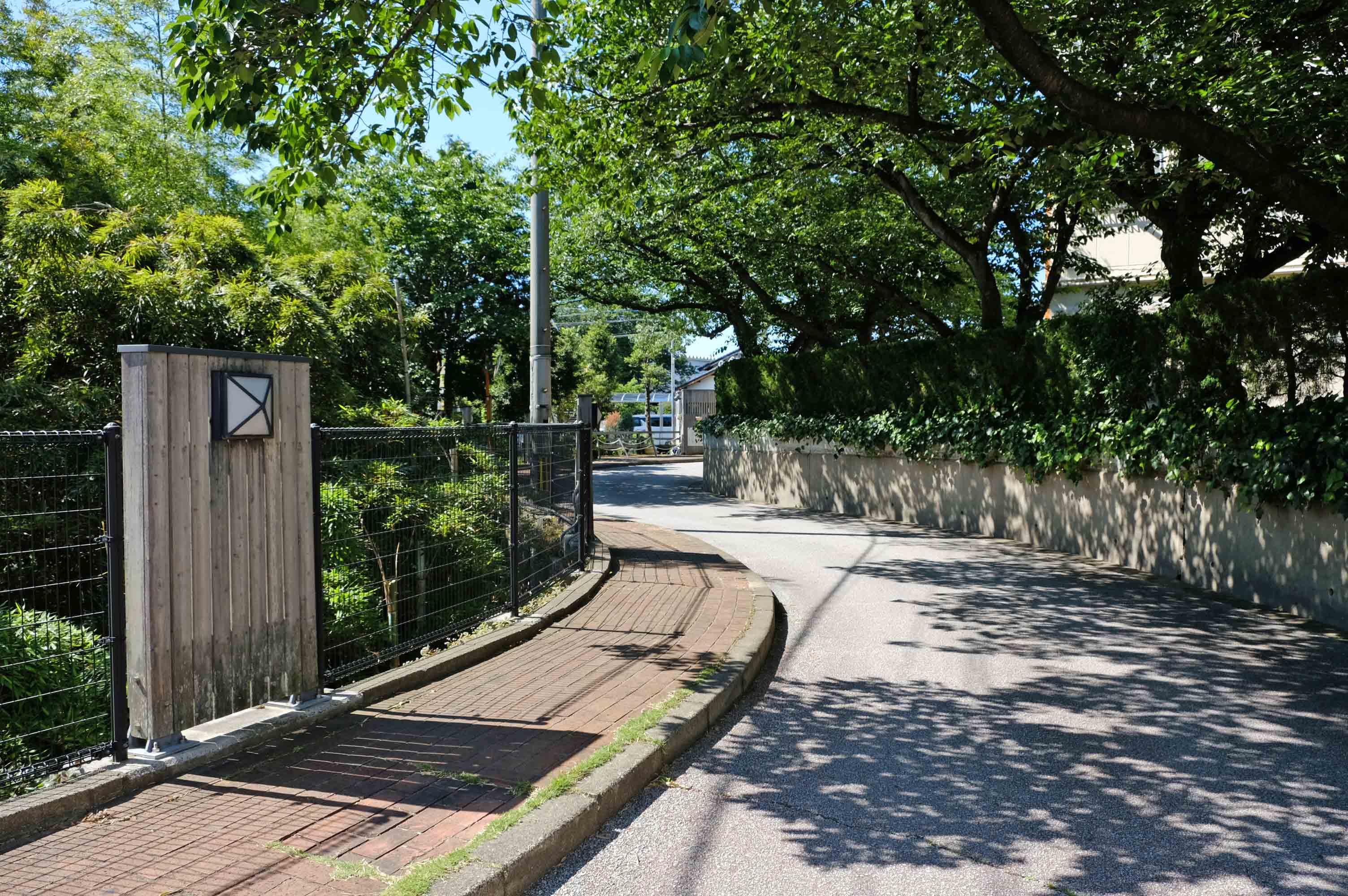 福岡市東区名島の売買物件/春には桜満開のアプローチもいいんです。