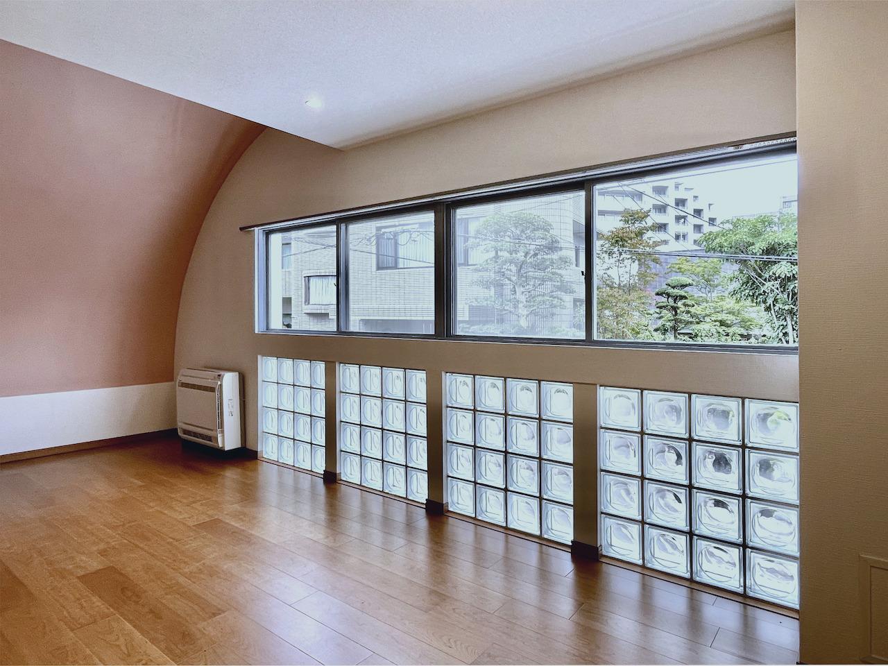 福岡市中央区大濠の賃貸物件/洋室1にもアールの天井。ずらっと並んだガラスブロック。