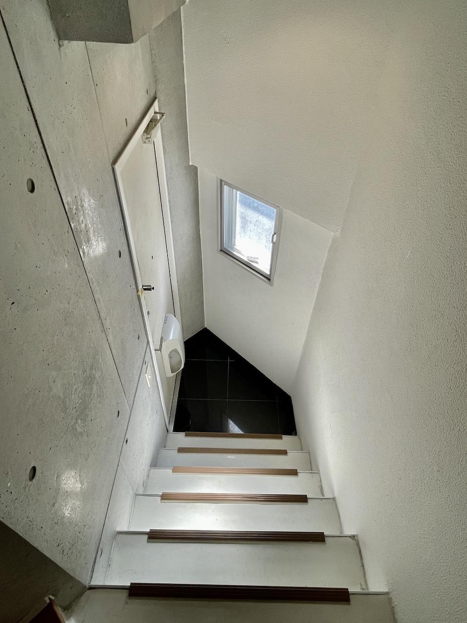 福岡市早良区城西の賃貸物件/玄関開けても階段。