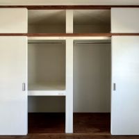福岡市城南区金山団地の賃貸物件/収納もパイプハンガー設置済みですのでロングコートもかけれます。