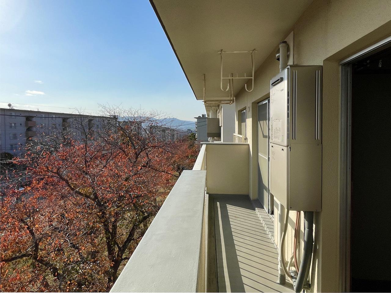 福岡市城南区金山団地の賃貸物件/バルコニー。春には桜、秋には赤く色づいた木々たちが。