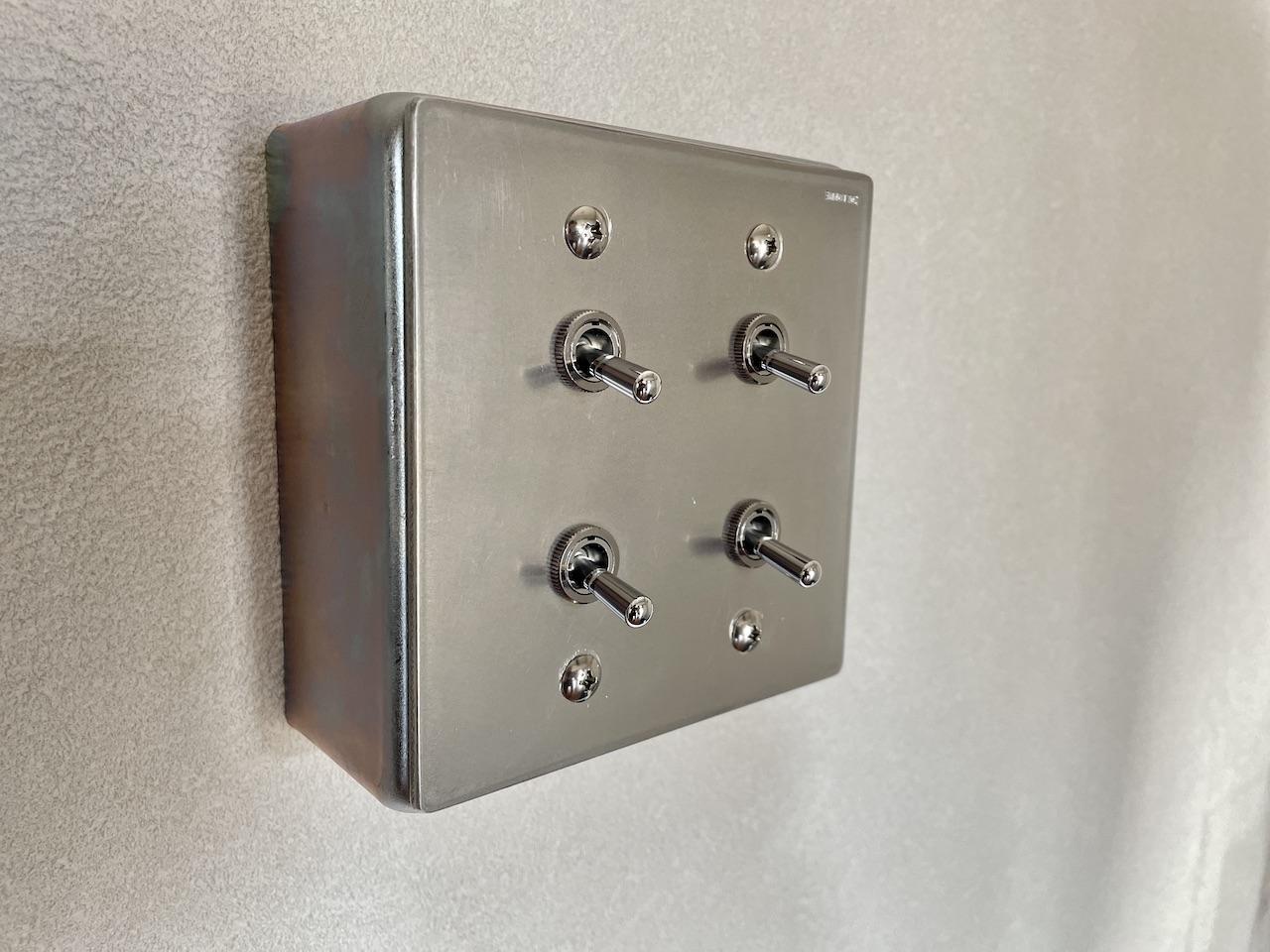 福岡市城南区金山団地の賃貸物件/照明のトグルスイッチ。パチパチ電気つけるだけで楽しくなりそう。