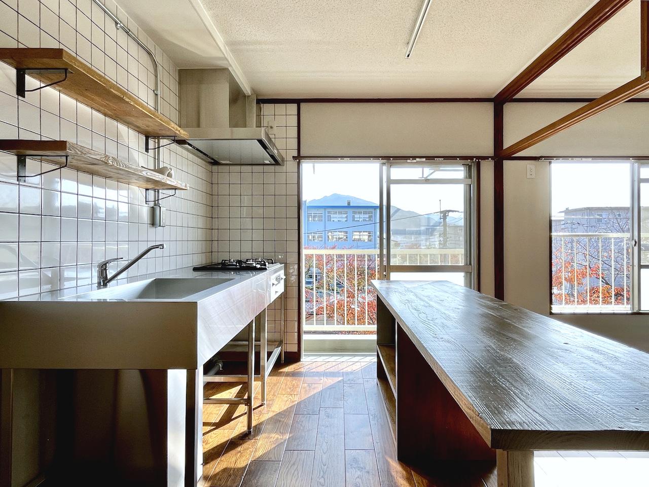 福岡市城南区金山団地の賃貸物件/古い足場材を使用したロングテーブル。食事・趣味・デスクワークと幅広くご活用ください。