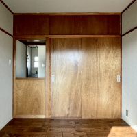 福岡市城南区金山団地の賃貸物件/洋室1。グレーの壁紙でまた違った印象のお部屋。