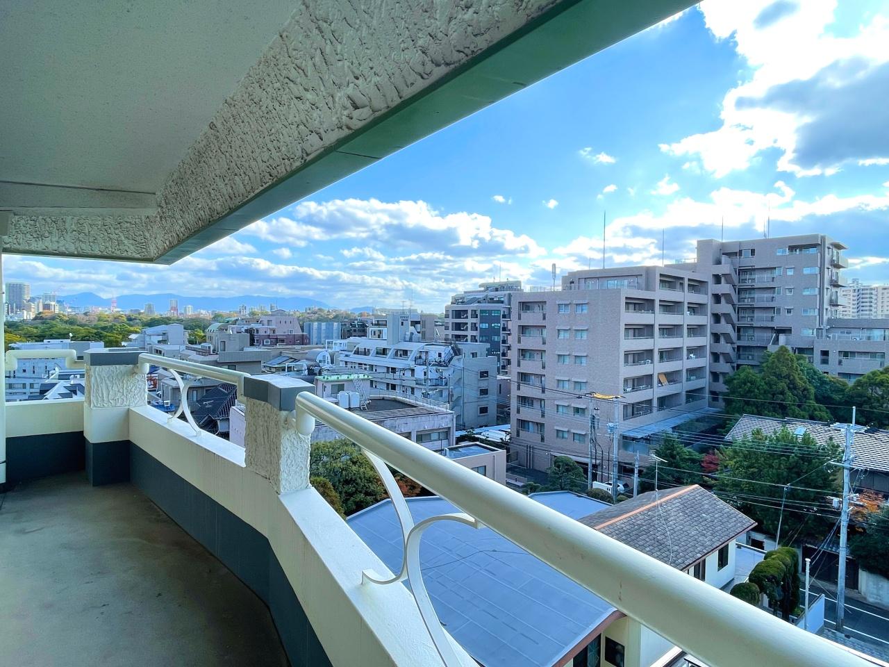 福岡市中央区大濠の賃貸物件/東側面には大濠公園の緑が見えます。