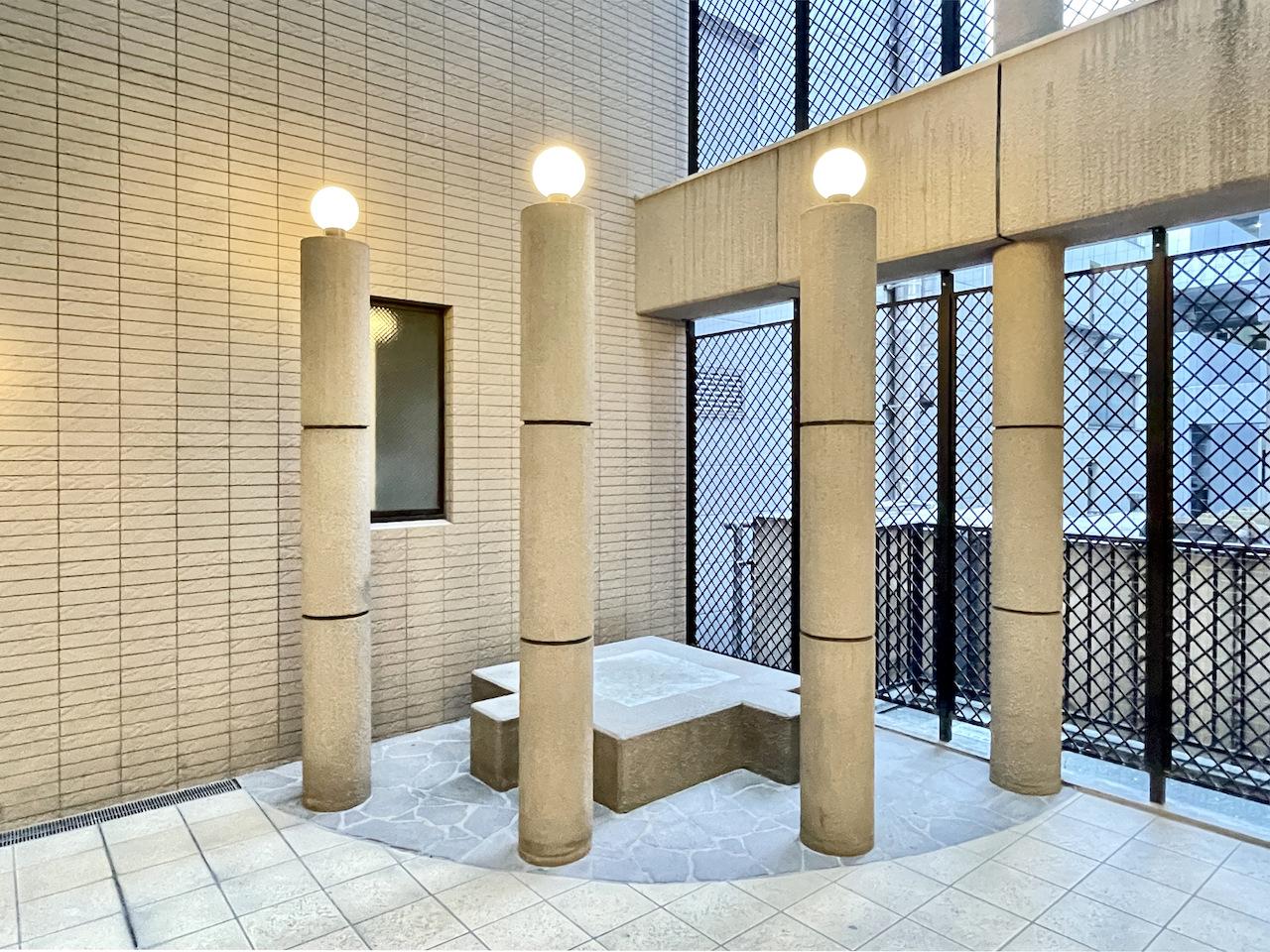 福岡市中央区大名の賃貸物件/共用部のこのスペースで気分転換もあり。ん？この照明、部屋の照明と関係があるのか？？