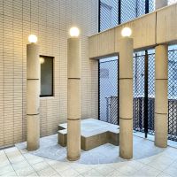 福岡市中央区大名の賃貸物件/共用部のこのスペースで気分転換もあり。ん？この照明、部屋の照明と関係があるのか？？