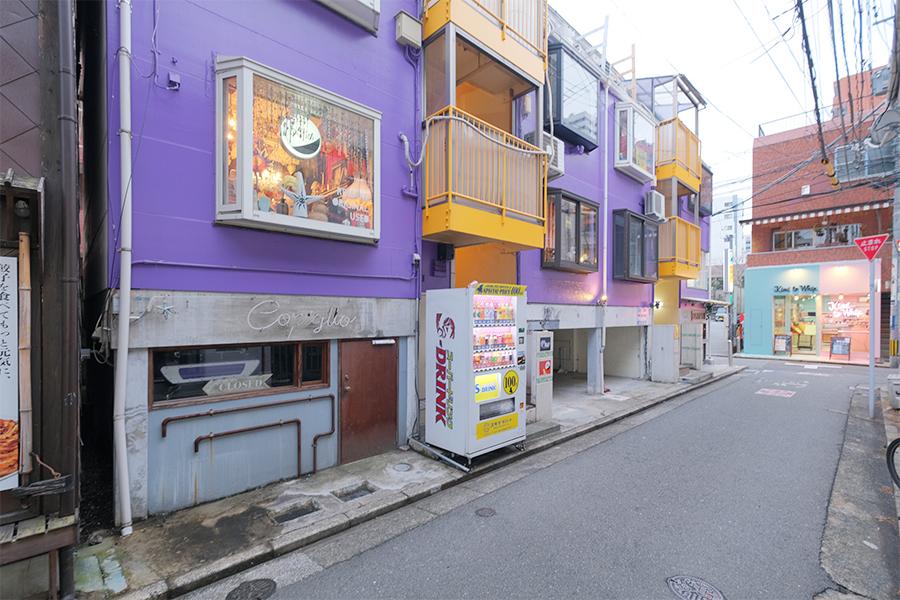 福岡市中央区大名の賃貸物件/手前と一番奥に先輩店舗。中央2区画が募集中です。