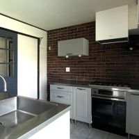 福岡市城南区長尾の売買物件/セパレート型のキッチン。天板はステンレス。