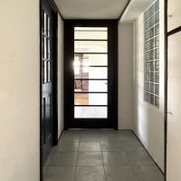 福岡市城南区長尾の売買物件/玄関開けると部屋の奥から太陽の光が。