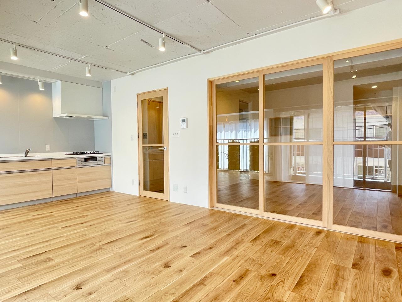 福岡市博多区東光の賃貸物件/建具は木を纏ったガラス