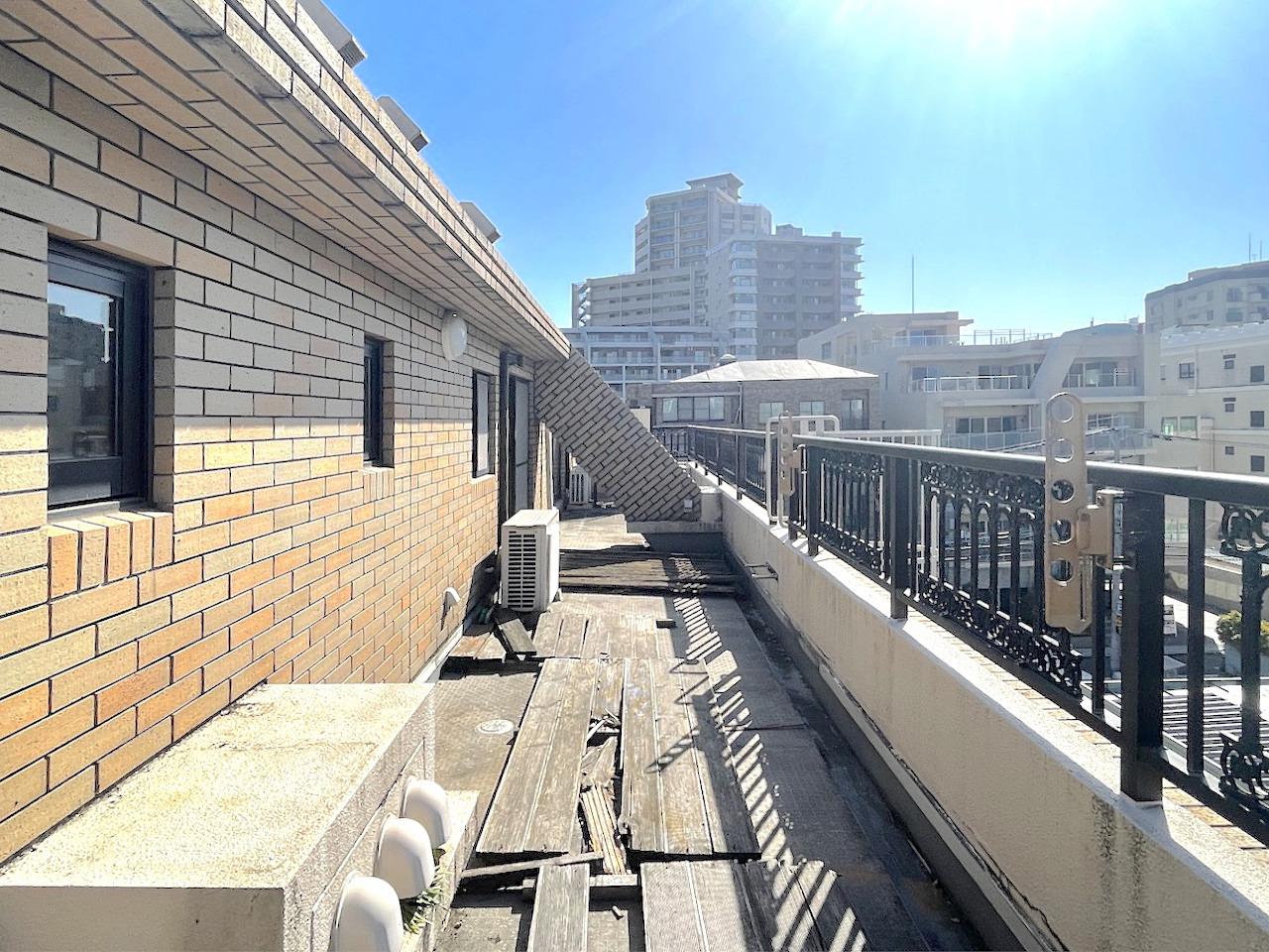 福岡市中央区大濠の賃貸物件/バルコニーは幅があるので椅子でも置いてのんびりしたいですね。