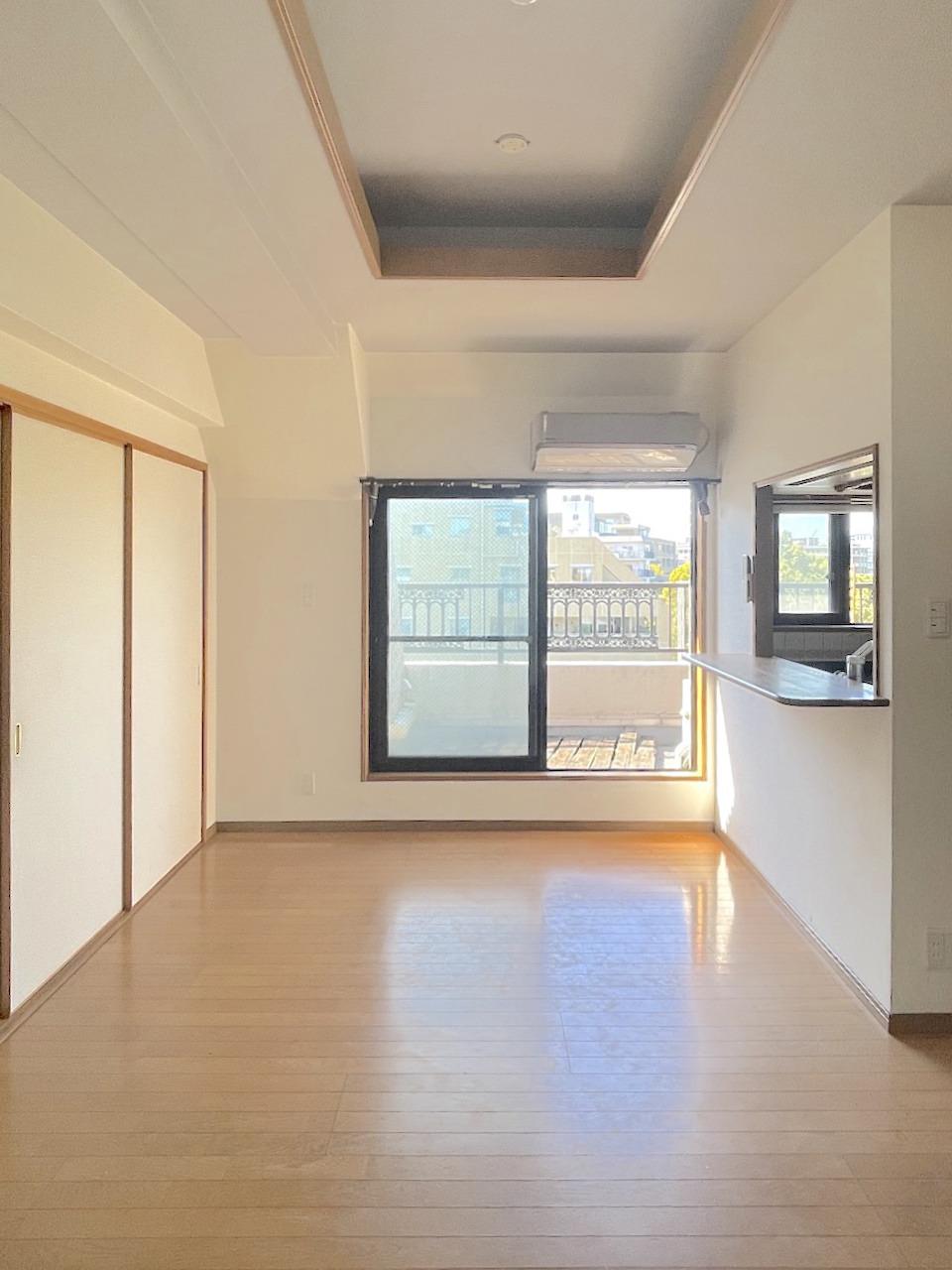 福岡市中央区大濠の賃貸物件/折り上げ天井で部屋に奥行きがでます。