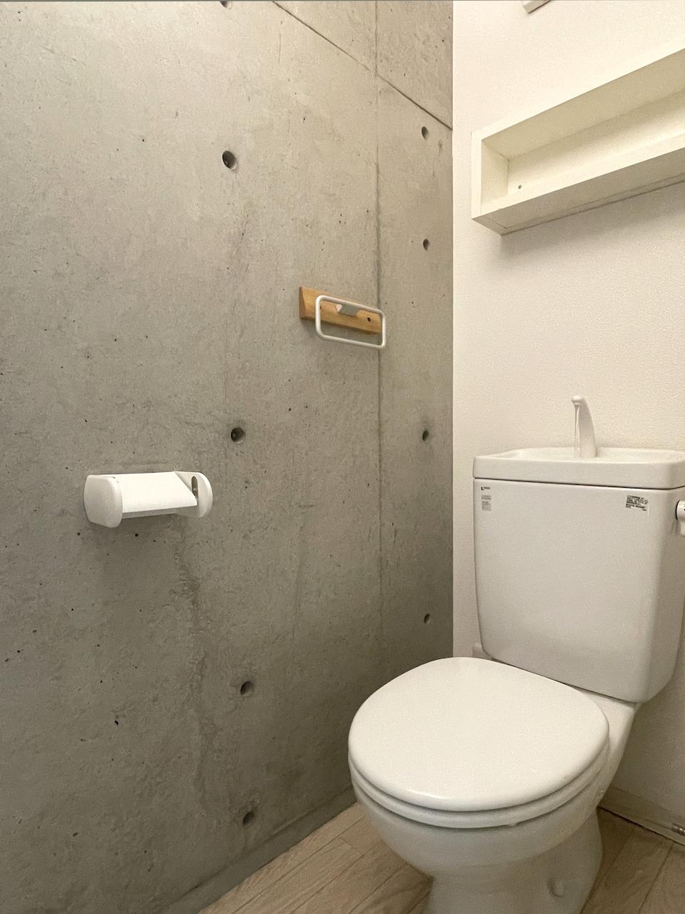 福岡市西区姪浜駅南の賃貸物件/トイレの壁もコンクリ。