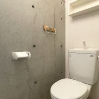 福岡市西区姪浜駅南の賃貸物件/トイレの壁もコンクリ。
