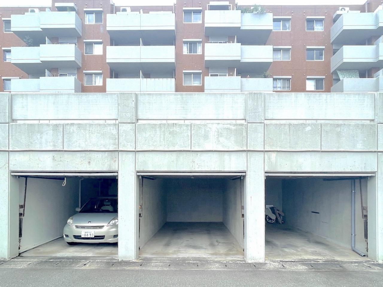 福岡市南区高宮の売買物件/屋根付きの駐車場。天高は2M。