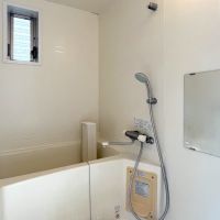 福岡市中央区小笹の賃貸物件/バスルームは小さめです。窓ありは嬉しい。