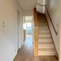 福岡市中央区小笹の賃貸物件/玄関開けてすぐに階段。