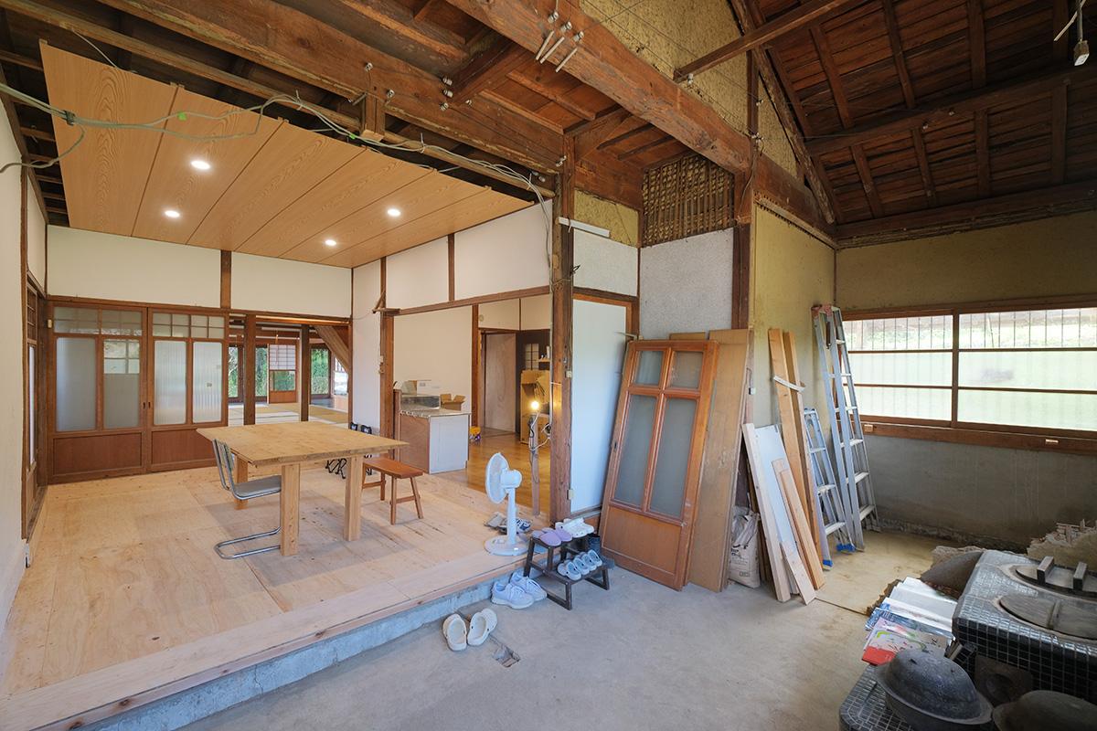 うきは市浮羽町流川の売買物件/勝手口から入ると土間。LDKへと繋がる動線です。