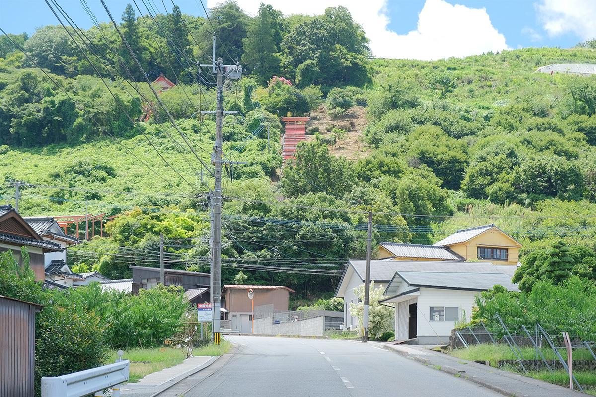 うきは市浮羽町流川の売買物件/緑が美しい山肌。そこに連なる赤い鳥居と、幸せの黄色い「なにか」。