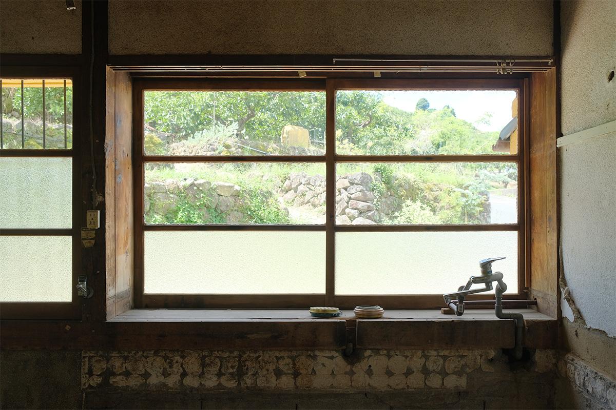うきは市浮羽町流川の売買物件/土間からの眺め。どこにいても緑に囲まれてる感じ、素敵だよなあ。