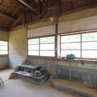うきは市浮羽町流川の売買物件/土間全景。昔ながらの釜戸がありますが、使えません。