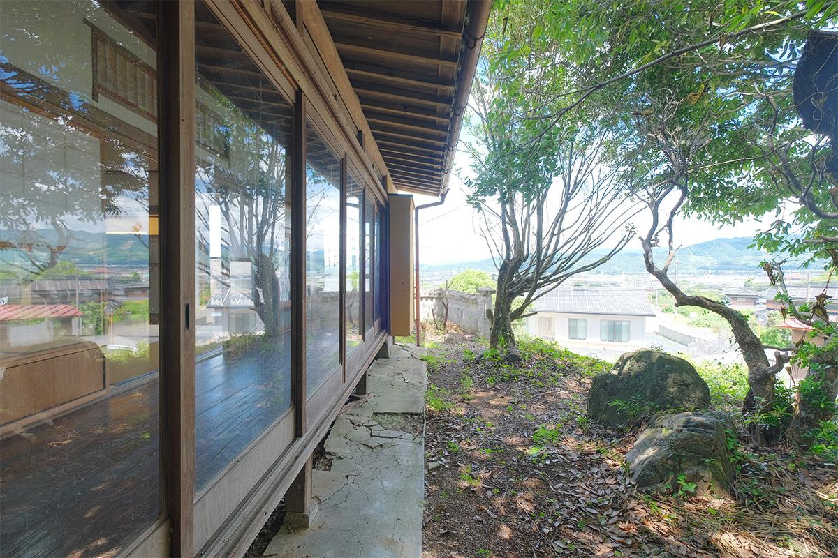 うきは市浮羽町流川の売買物件/縁側に接するお庭。コンクリートの一部に損傷が見られます。