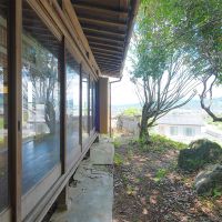 うきは市浮羽町流川の売買物件/縁側に接するお庭。コンクリートの一部に損傷が見られます。