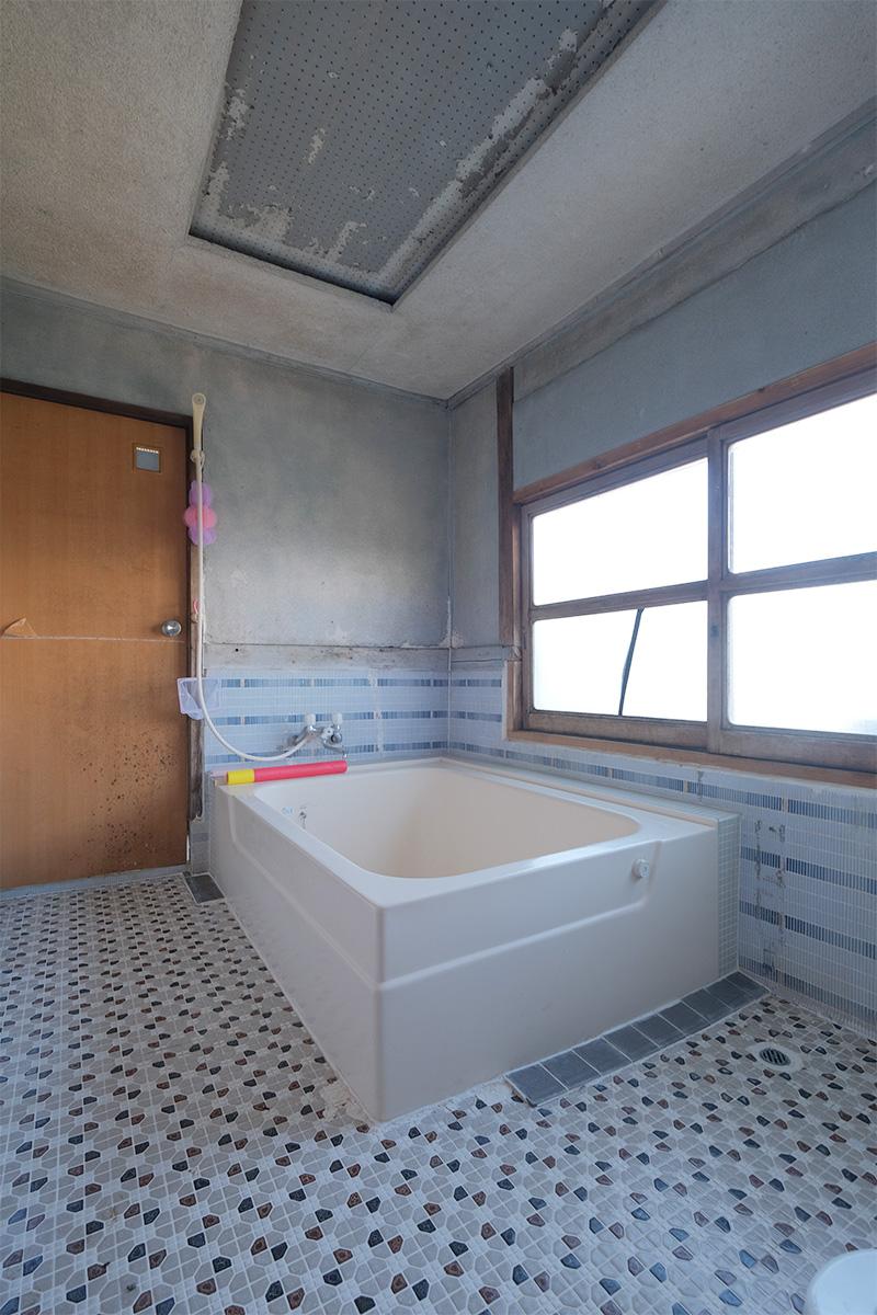 うきは市浮羽町流川の売買物件/お風呂も明るいー！けどっ、改装をオススメします。