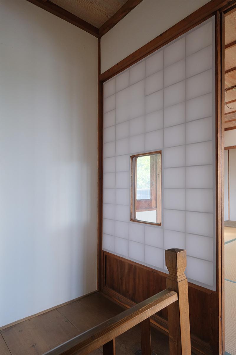 うきは市浮羽町流川の売買物件/中心にクリ抜きのある和風建具。どんな狙いなのだろう。