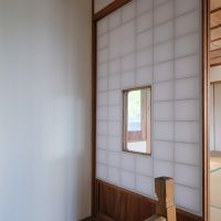 うきは市浮羽町流川の売買物件/中心にクリ抜きのある和風建具。どんな狙いなのだろう。