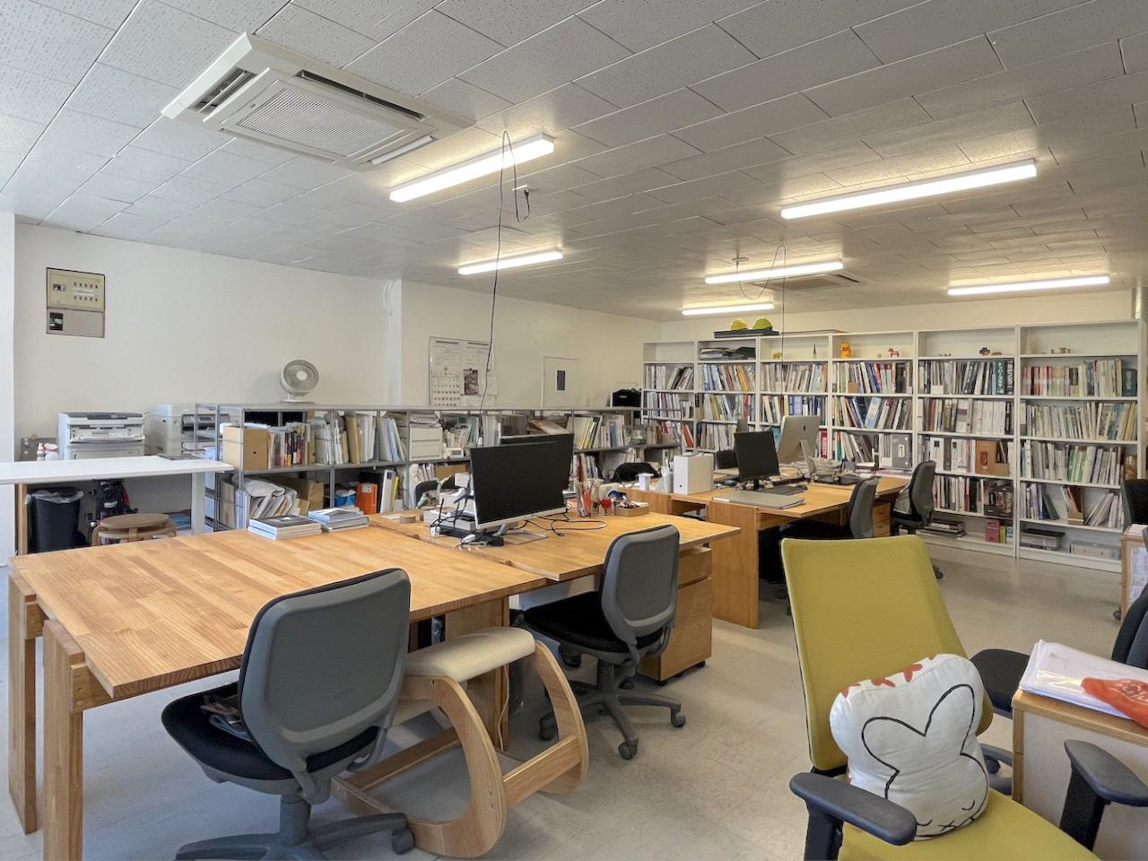 福岡市中央区天神の賃貸物件/奥にある本やカタログは無料で観れるとのこと。