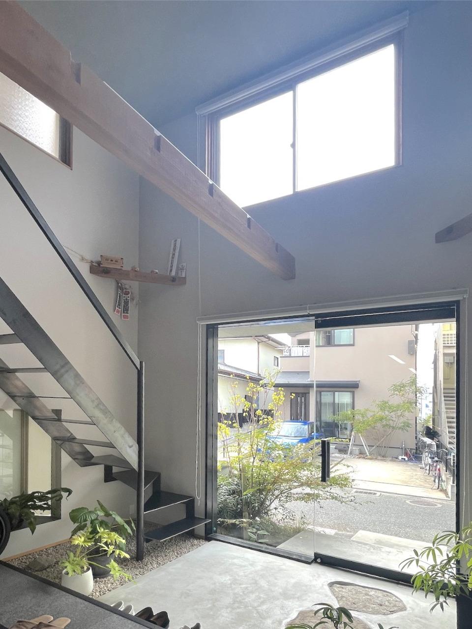 福岡県福岡市早良区原の売買物件/玄関側の2階部分の床を大胆に取り払い、吹き抜けに