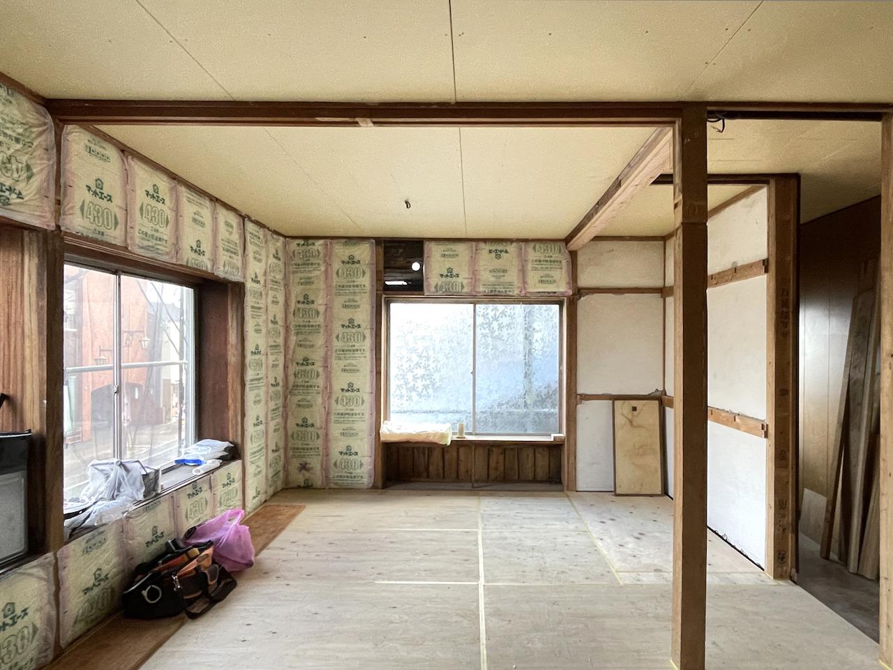 大牟田市古町の賃貸物件/2階共有スペース。仕上げ途中ですが、素敵な空間が生まれる予感。