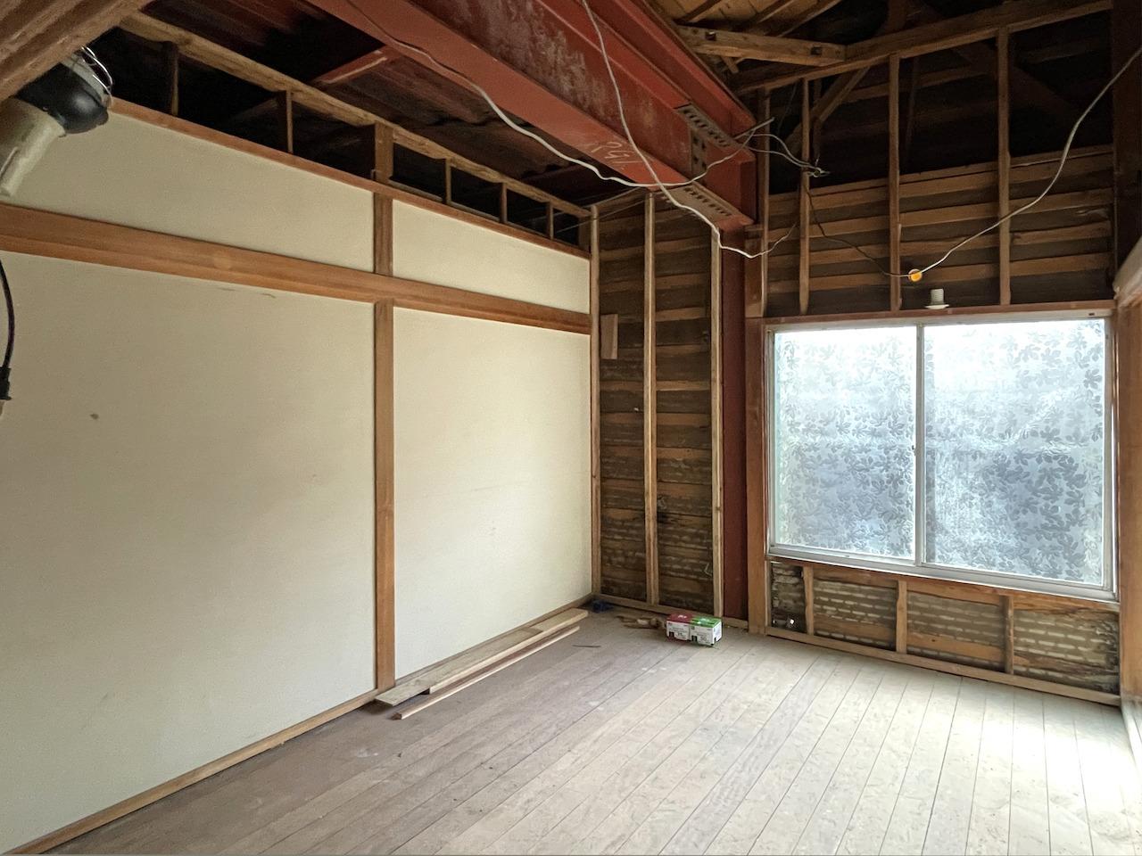 大牟田市古町の賃貸物件/区画B。何と天井を抜いたら鉄骨が。これは生かしてほしい。