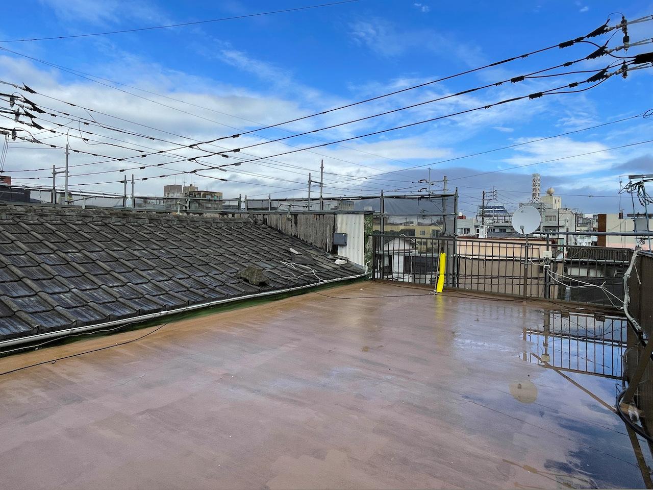 大牟田市古町の賃貸物件/バルコニー。ん？実は、半分木造、半分鉄骨造なので、木造の瓦屋根とバルコニーのコラボ。